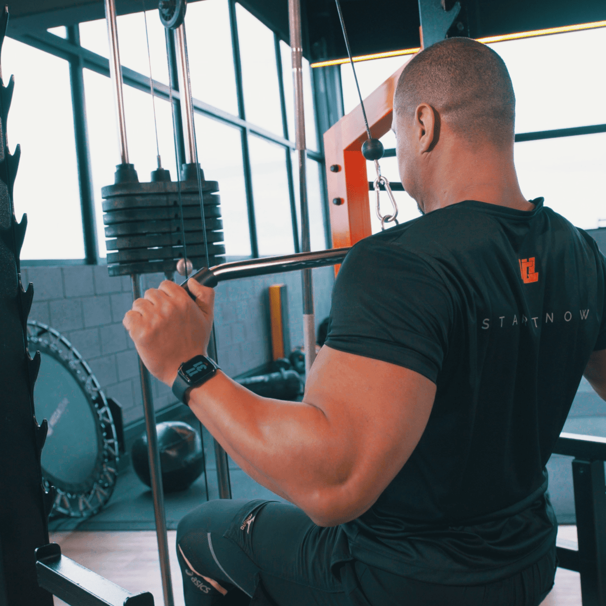 Puxador Pulley 97cm Curvado Articulado Cromado e Pegada Emborrachada - Imagem 3